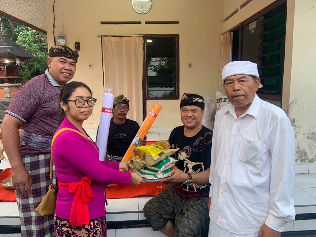 Perbekel Abiansemal Dauh Yeh Cani Serahkan Bantuan Penunjang Penguburan kepada Warga Banjar Banjaran